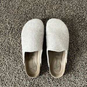 Wool clogs